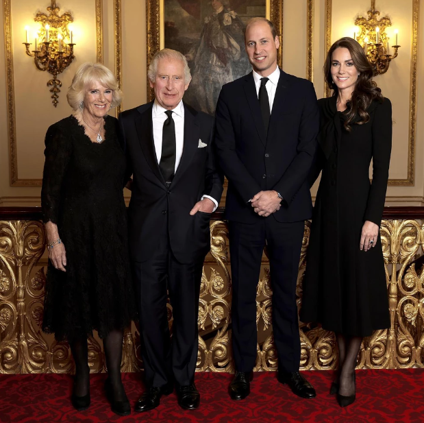 Ο βασιλιάς Κάρολος με την οικογένειά του