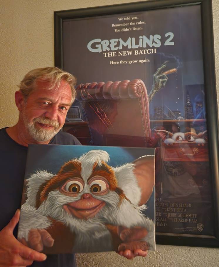 Ο Μαρκ με το αγαπημένο του Gremlin σε ζωγραφιά / facebook @Mark Dodson
