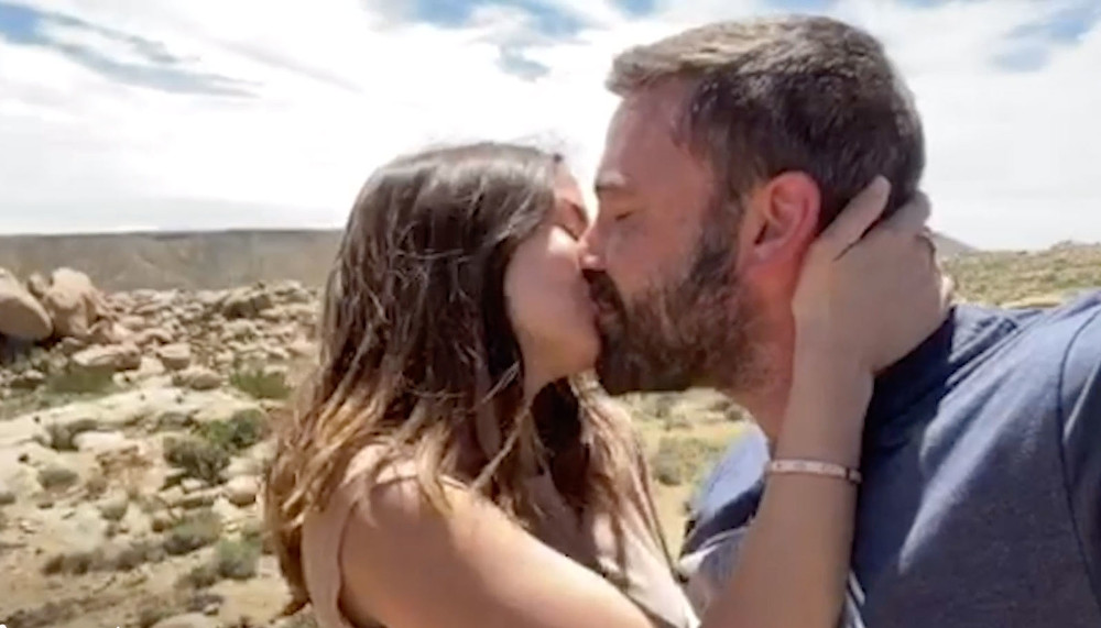 Μπεν Αφλεκ και Άνα ντε Άρμας φιλιούνται με πάθος για το βίντεο κλιπ του Residente