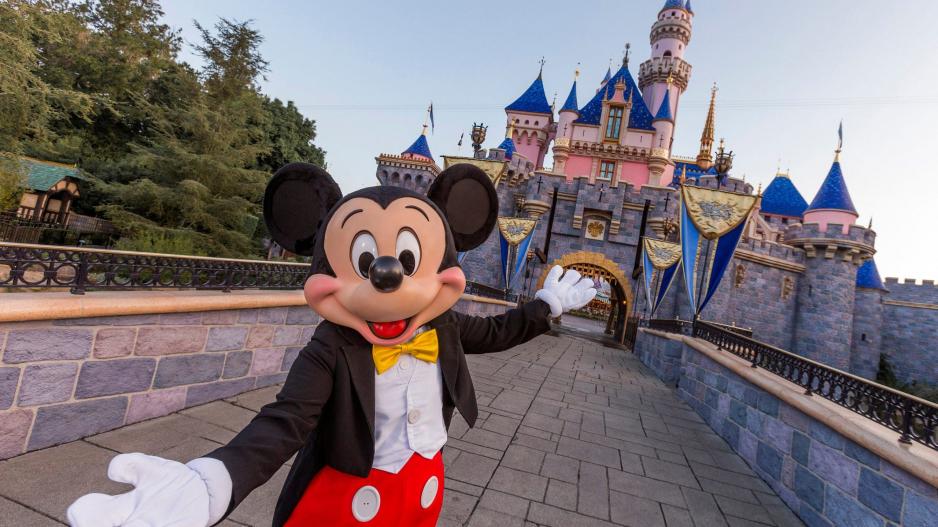 Άνοιξε ξανά η Disneyland Paris, όμως ο Μίκι Μάους δεν θα δίνει αγκαλιές